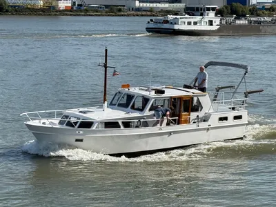 kajuitboot op rivier met bemanning