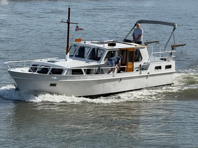 witte kajuitkruiser op open water
