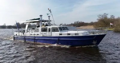 blauwe aluminium motorboot op het water