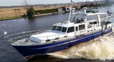 aluminium patrouilleboot varend op kanaal