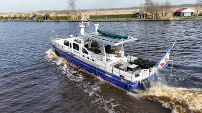 blauwe aluminium motorboot op rivier