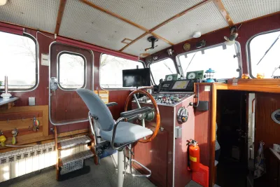 interieur stuurhuis met stuurstand en stoel