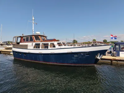 motorjacht afgemeerd in jachthaven