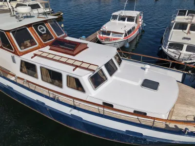 motorjacht in de haven, dek en stuurhuis zichtbaar