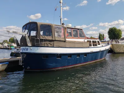 Kotter afgemeerd in de jachthaven