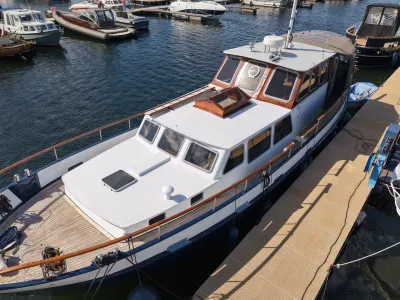 motorkotter aangemeerd in jachthaven