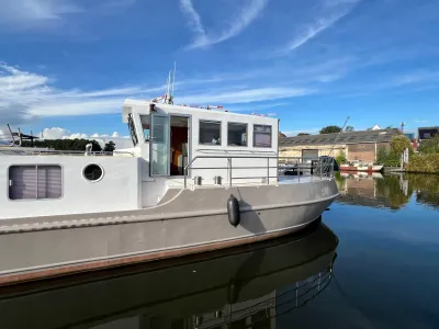 zijaanzicht van woonboot in haven