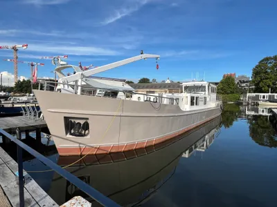 groot schip aangemeerd in jachthaven