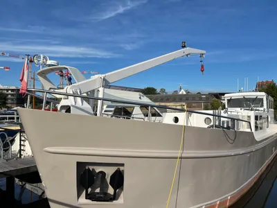 Boeg van een woonboot afgemeerd in jachthaven