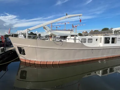 Zijaanzicht van schip in haven