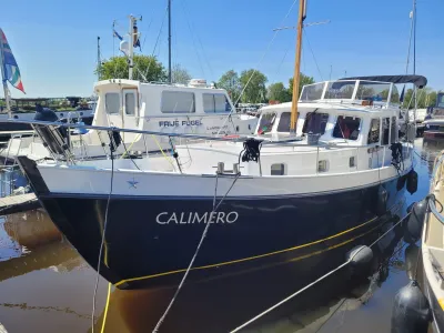 motorjacht aangemeerd in een jachthaven