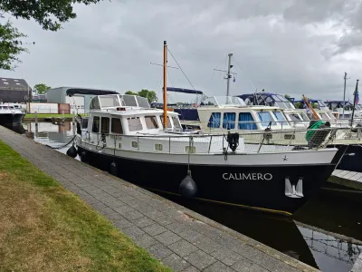 motorjacht afgemeerd in jachthaven bij kade
