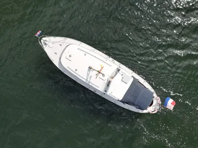 wit motorjacht gezien van boven