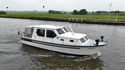 motorboot op kanaal met grasrijke oever