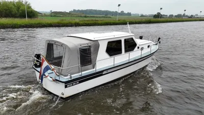 motorboot op kanaal met overkapping