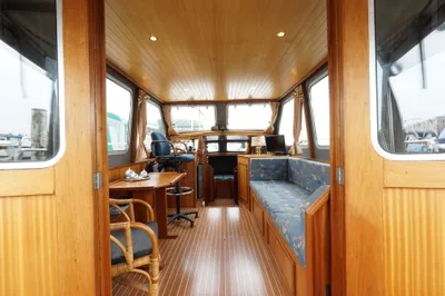 saloninterieur met mahoniehouten betimmering