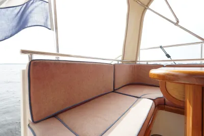 zithoek van boot met kussens en houten tafel