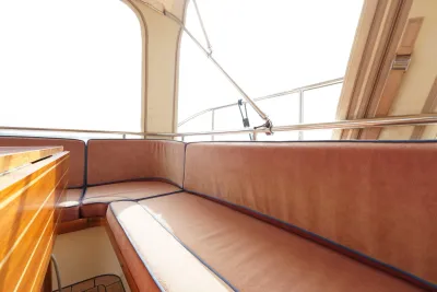 zitbank en tafel in bootinterieur