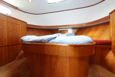 slaapcabine met houten betimmering