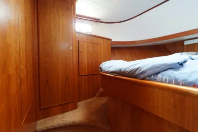 kajuit met houten betimmering en bed