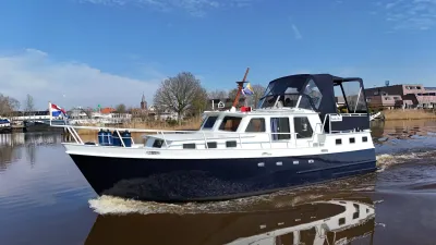motorjacht op water bij kade