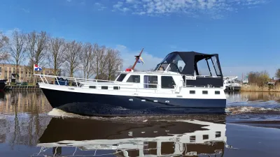 motorjacht op rustig kanaal bij kade