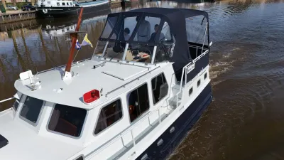 motorjacht met cabriokap op rivier