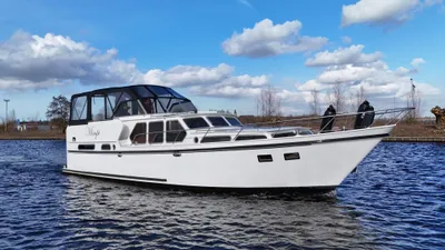 wit motorjacht op rustig water