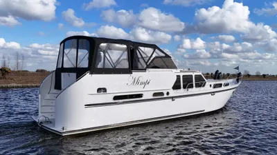 witte motorboot op water met bewolkte lucht