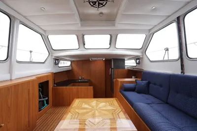 kajuit met salon en kombuis