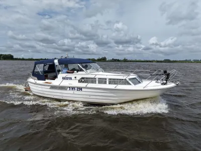 witte motorboot op open water
