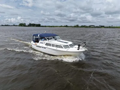 motorboot op open water bij bewolkte lucht