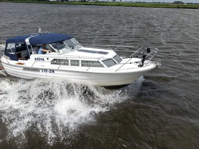motorboot varend op open water