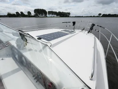 voorkant bootdek met zonnepaneel