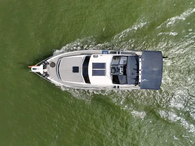 luchtfoto van motorjacht op water