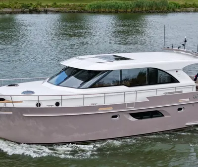 motorjacht in vaarwater bij kade