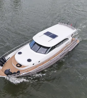 wit motorjacht op open water