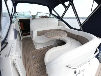 kuip van boot met zitbank en tafel