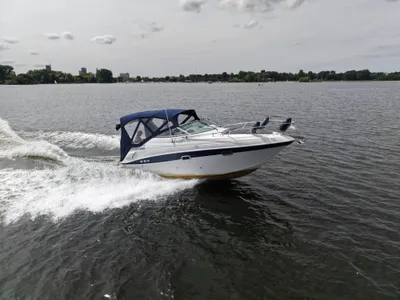 motorboot op open water met kuipkap