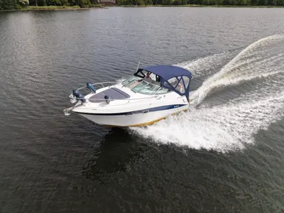 motorboot varend op een meer