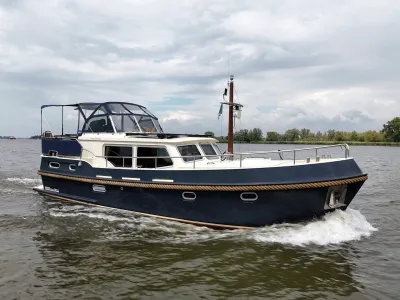 motorjacht op open water