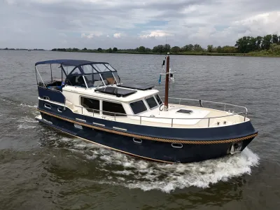 motorjacht varend op open water