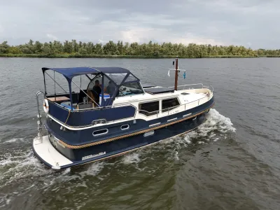blauw jacht op rivier met bomen op achtergrond