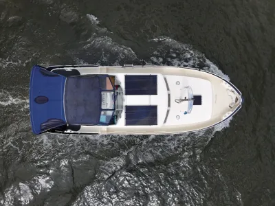 luchtfoto van motorjacht op het water