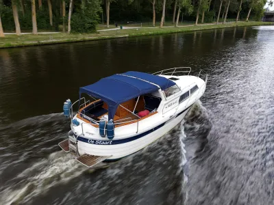 motorboot varend op kanaal
