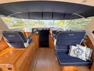 interieur stuurhut met zitplaatsen en teakvloer