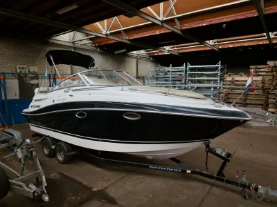 motorboot in loods op trailer