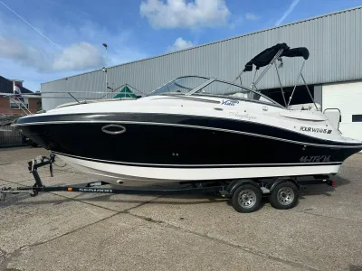 motorboot op trailer bij loods