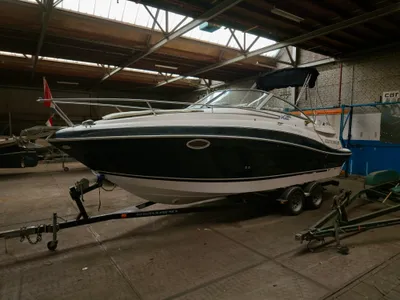 motorboot in een binnenloods op trailer