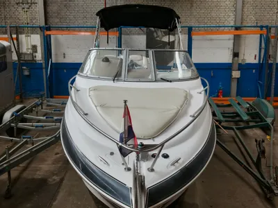 Voorkant van een motorboot in een loods